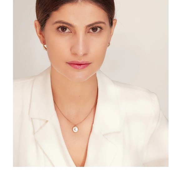 New 18K Gold Plated White Shell Moon Round Pendant Necklace - Picture 2 of 6